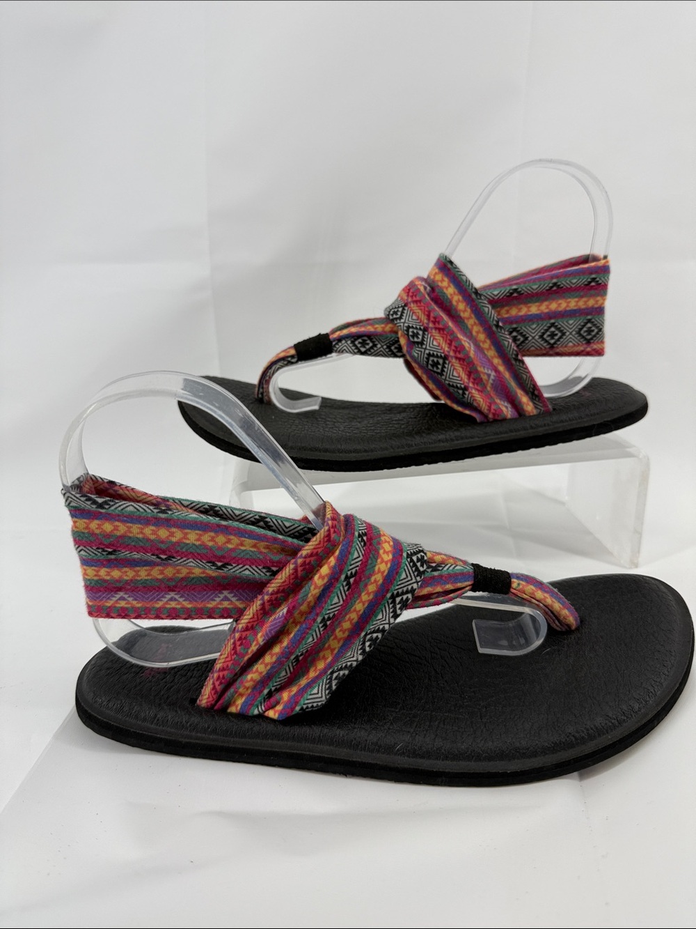 Elingue de yoga Women’s Black Sandals with Multicolor Patterned Straps